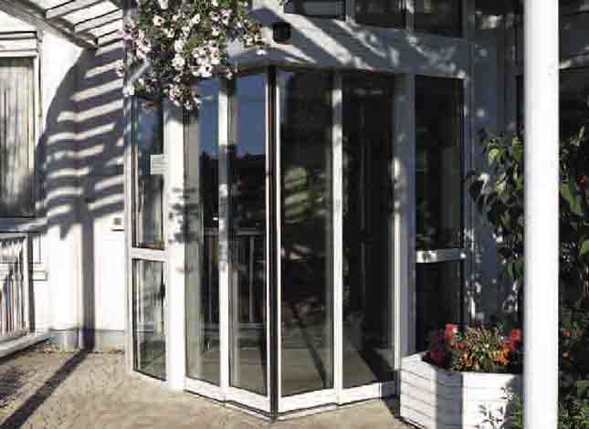 Automatische Winkelschiebetür von record Winkelschiebetüren erlauben ausgefallene architektonische Lösungen